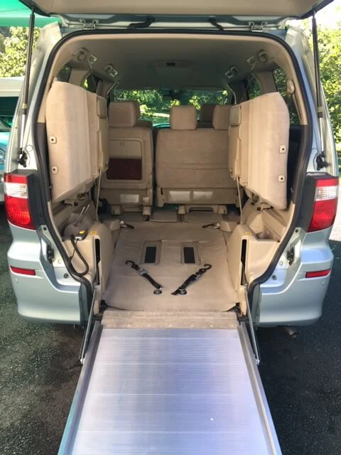 toyota-alphard-rear-open.JPG