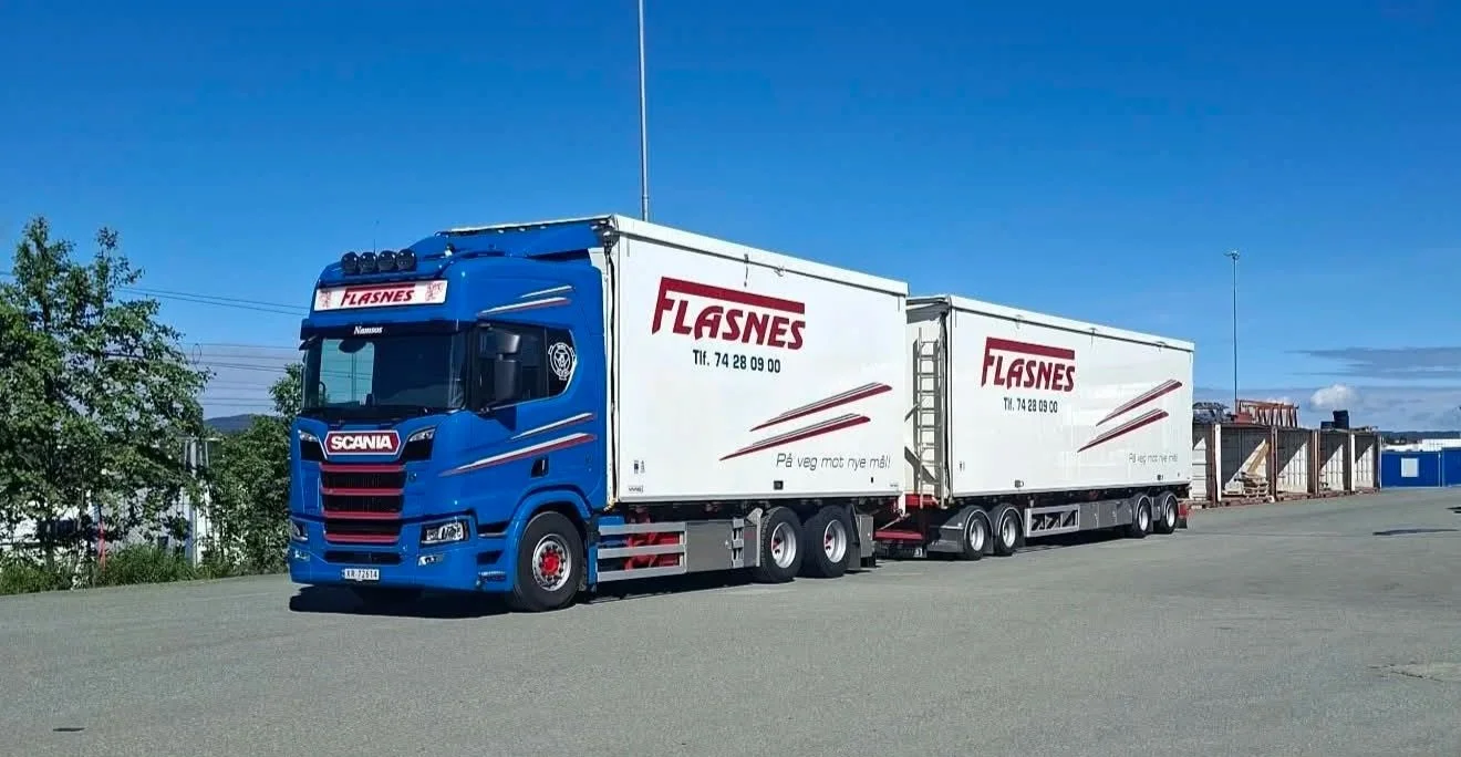 Vogntog fra Flasnes Transport ved lasterampene på terminalen på Spillum