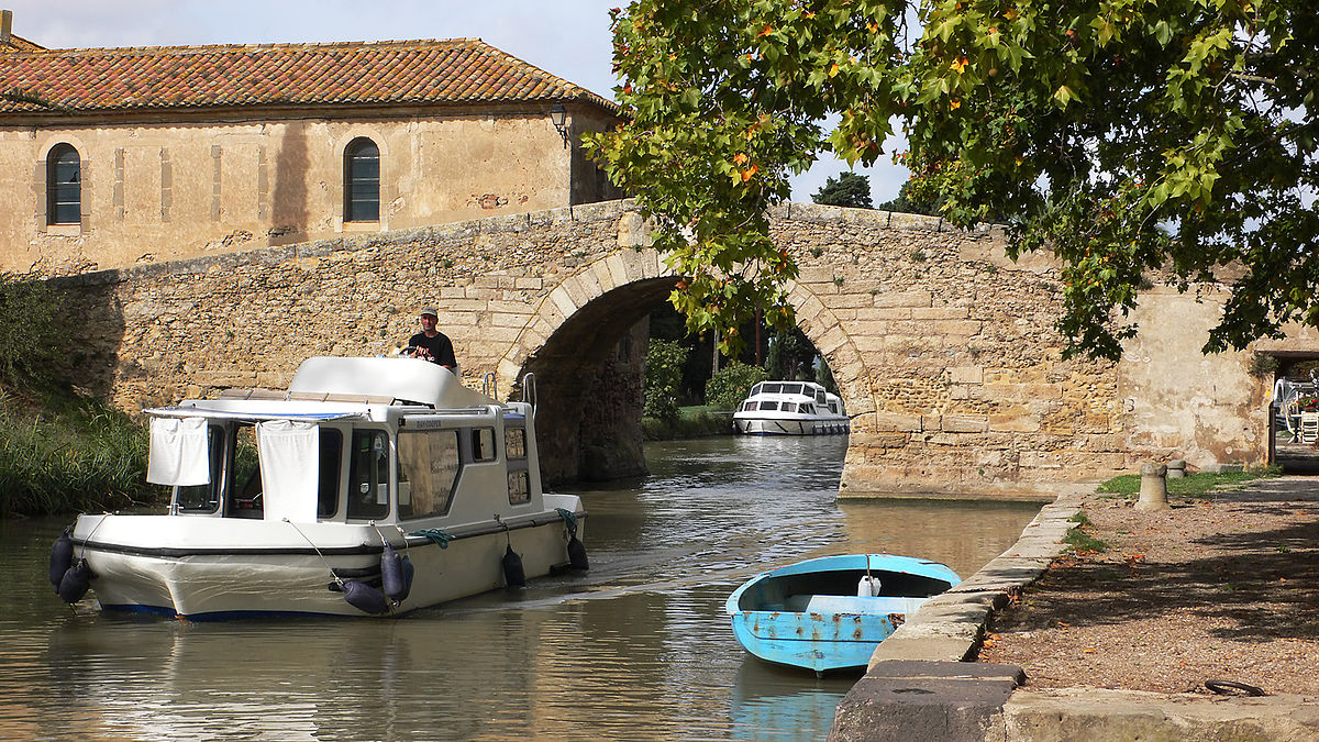 Bridge over the Canal du Midi at nearby Le Somail (image courtesy of Peter Gugerell , Vienna, Austria)