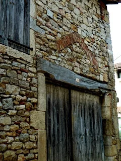 Caylus' history in the walls (artist's photograph)