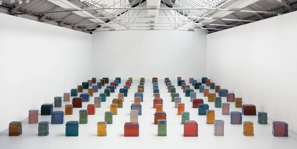 Untitled (One Hundred Spaces) 1995 Resin (100 units) (Image courtesy of the Sataachi Gallery)