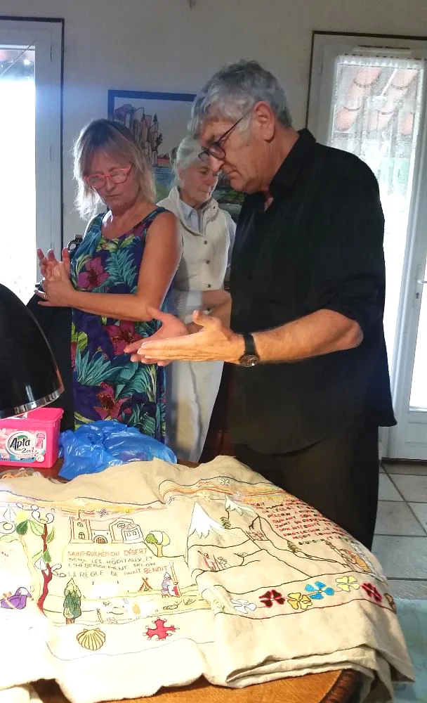 Alaiin Dorider explaining about his embroidery to artists Marie Bondeson and Jeannine Cook (photography courtesy of Eloise Caleo)