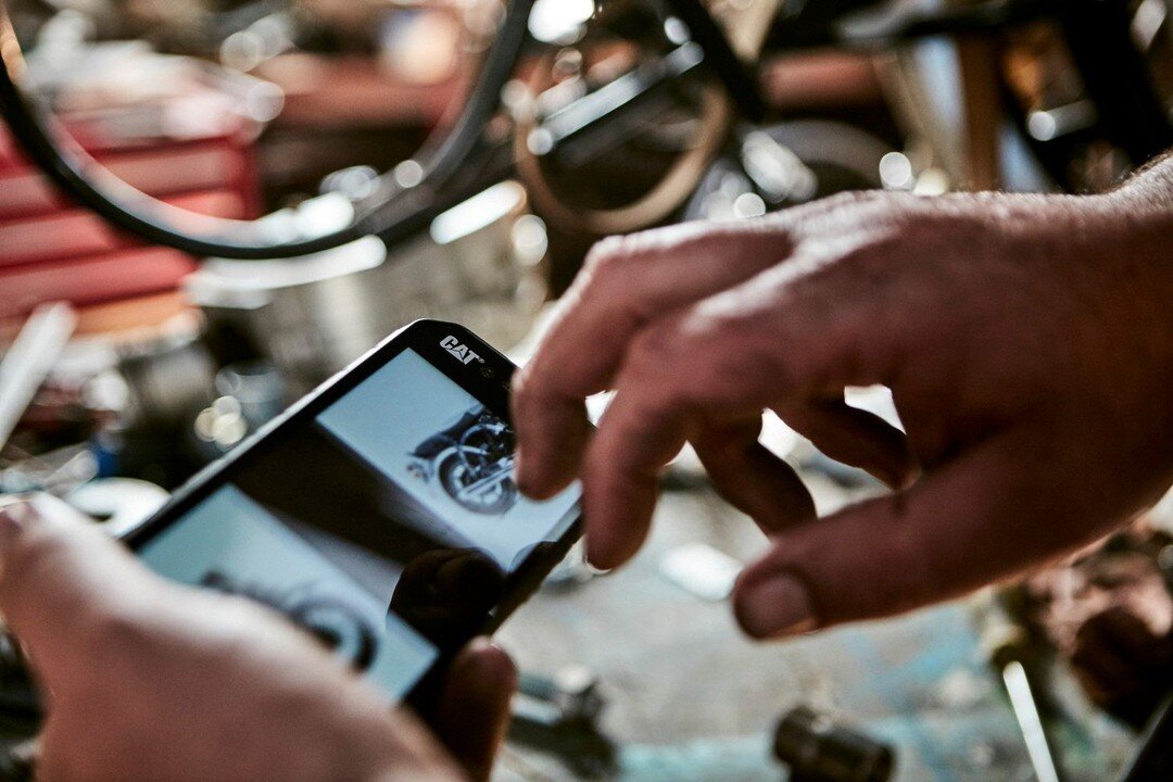 more shots from my CAT ruggedphones shoot, checking out some bikes on a break in the workshop. Thanx @catruggedphones @catchandreleasefilms and Alex for being such an awesome model!🙏
.
.
#authentic #lifestyle #life #color #colourful #colorful #lifes