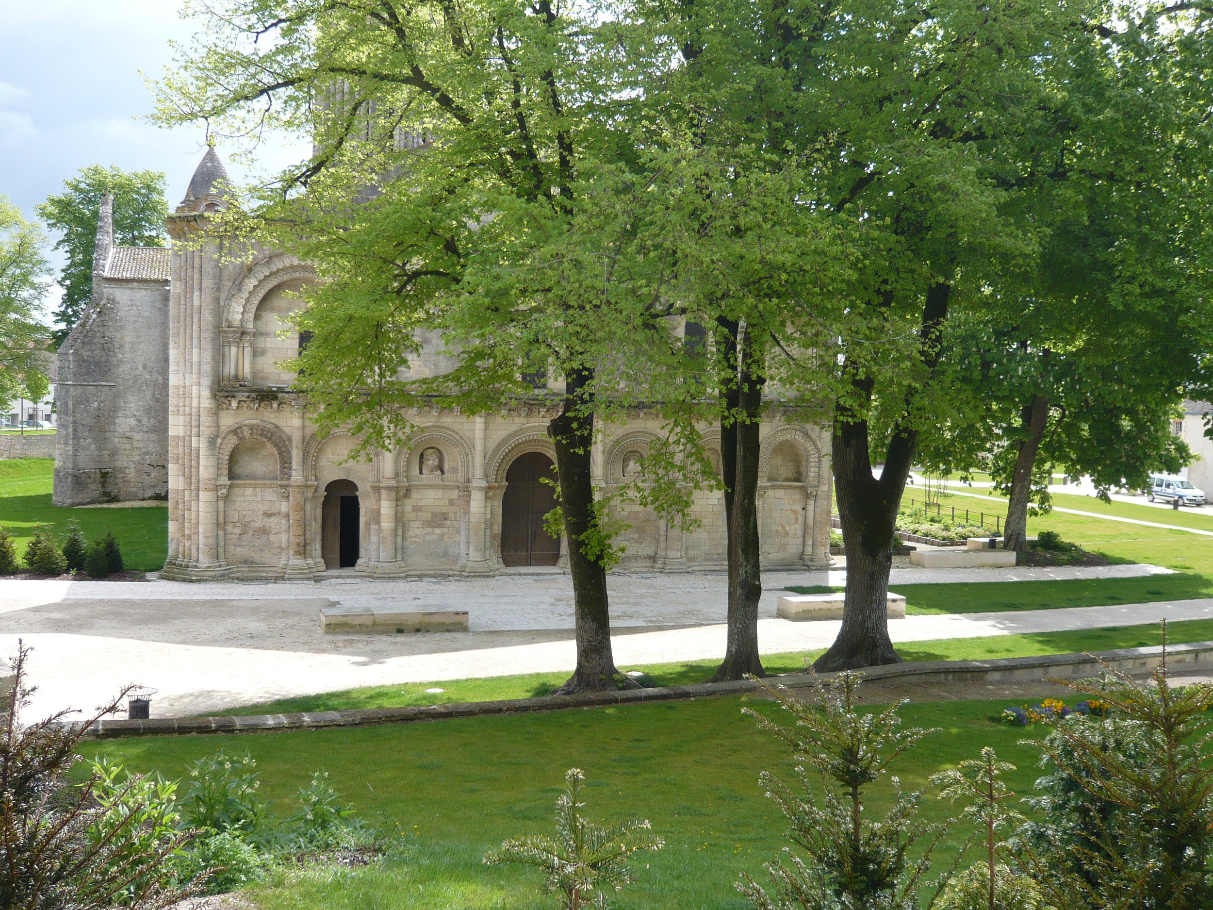 Enceinte du château de Surgères
