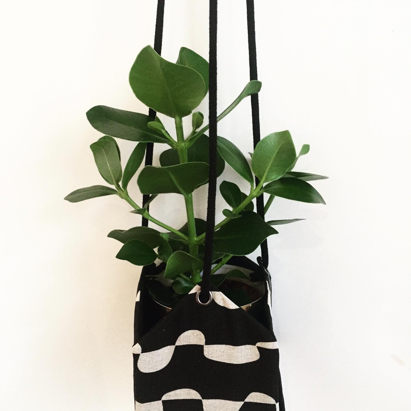 Thought we could all do with a bit of weekend plant action. My wave plant hanger is handmade by me using my own printed cotton linen....if you&rsquo;re looking for a gift to send this Mother&rsquo;s Day they come gift wrapped and are perfect for post