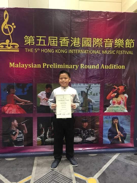 Dia berjaya memenangi anugerah di perayaan musik.