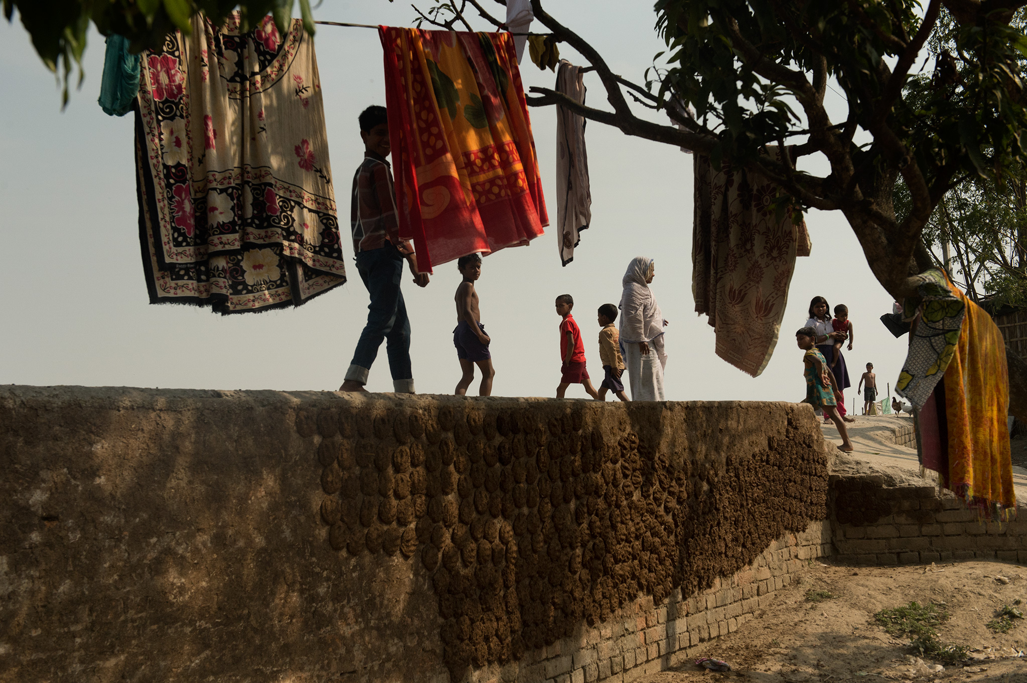 This is a half eaten road that jags into a steep 100ft drop and into an 80ft deep #Ganges. It used to not be that way. Beyond this road were mango orchards and paddy fields. Homes and hopes and incomes and lives. All swallowed up by a river driven insane with hunger by the Farakka Barrage that denies it its silt. Lakhs of people, beaten back by the marauding river, balance precariously on this edge.