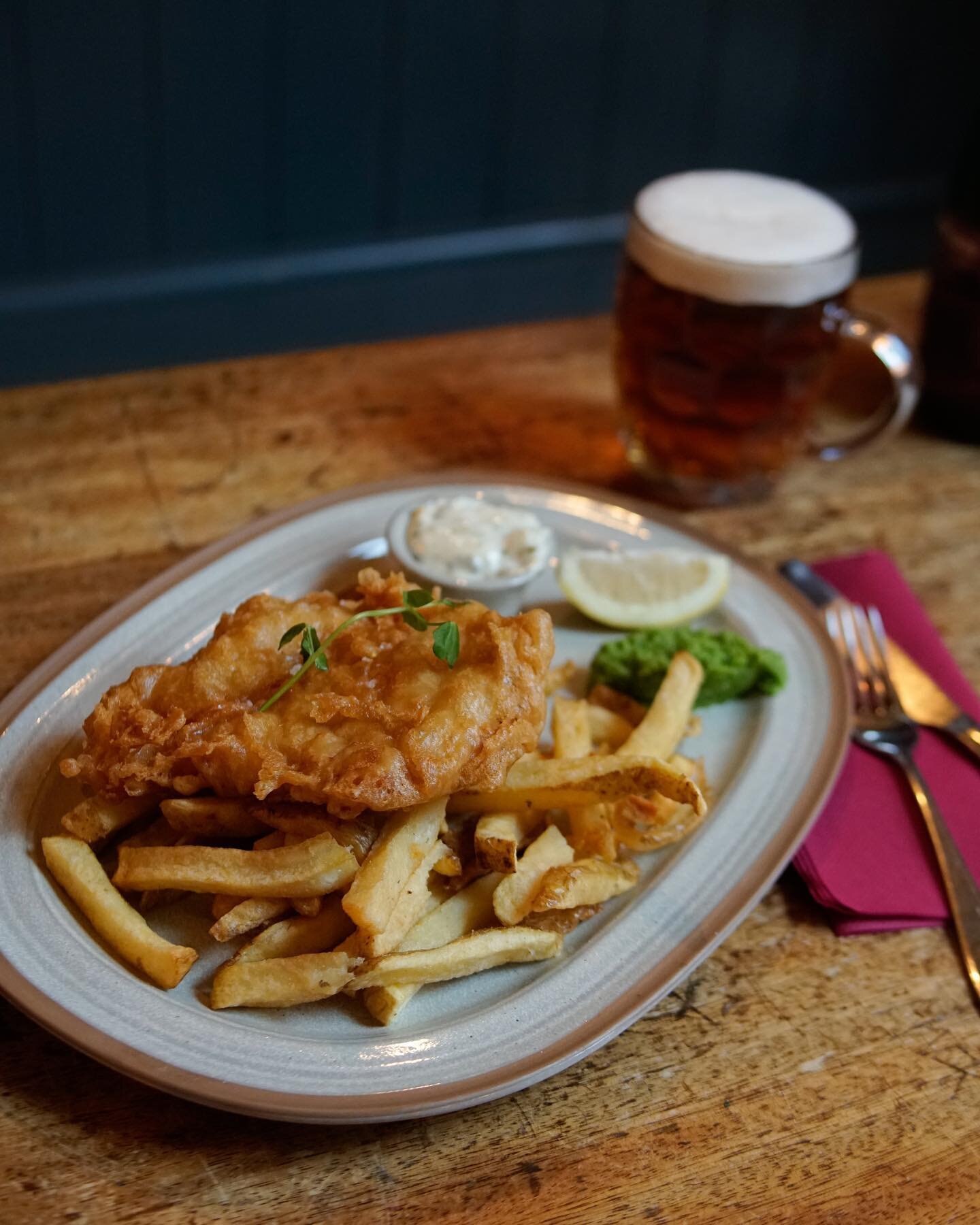 Pub classics done right. 

Fish and chips with mushy peas and tartar sauce with a pint of @fivepointsbrew Best Bitter. 

Book a table via link in bio.

#craftbeer #islington #angel #londoncraftbeer #fishandchips #caskisking #fivepointsbrewingco