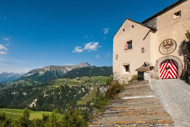 SchlossTarasp-Tor.jpeg