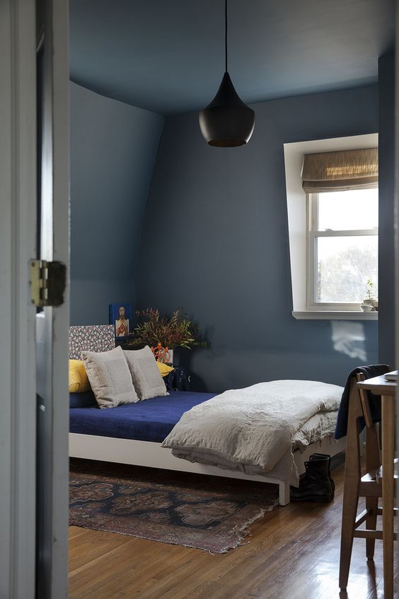 Painted ceilings in a small bedroom - Image via Lonny magazine
