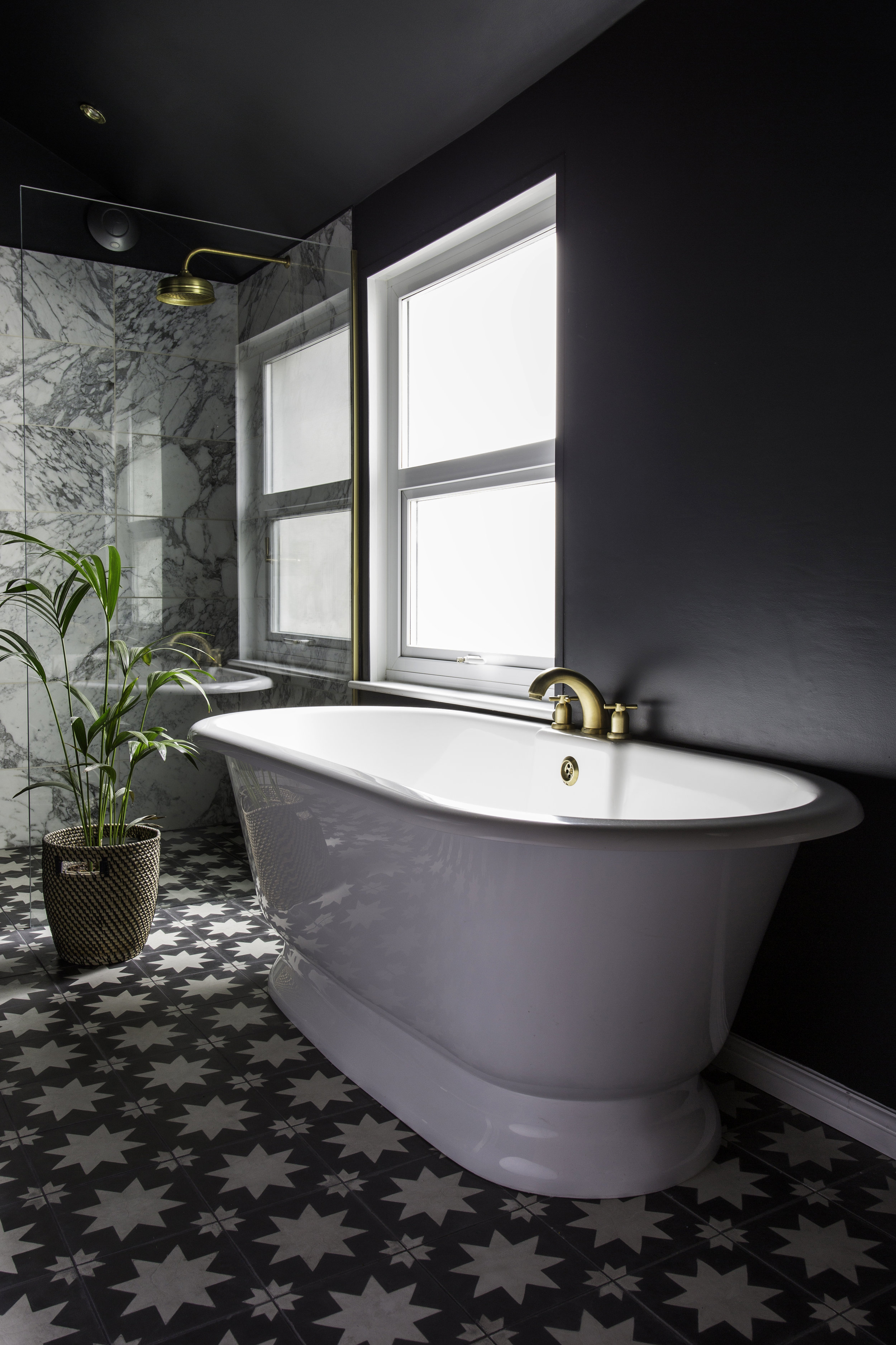Hello sexy! V+A Baths York bath , Perrin & Rowe shower and bath taps , Arabescato shower tiles from Topps Tiles , Pradena floor tiles Bert & May and walls in Farrow & Ball's Off Black. Photo: Kasia Fiszer