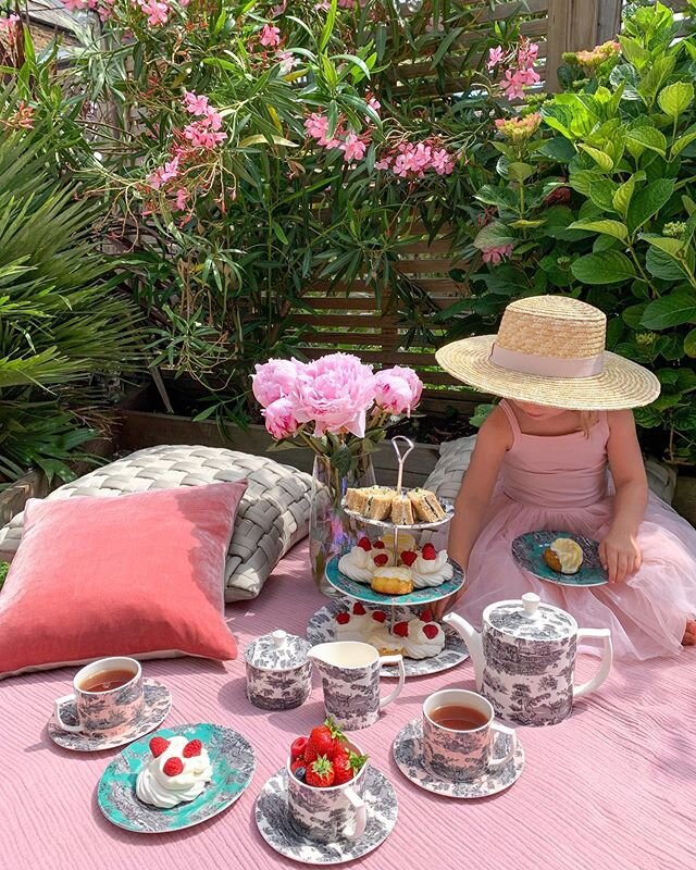When work meets play, the lockdown edition 🥰 .
Ad: Picnics and tea parties are Nellie's specialist subjects (alongside fancy dress, rainbows and gymnastics) so when @by_spode asked me to showcase their new Zoological tea set in a laid back setting, 