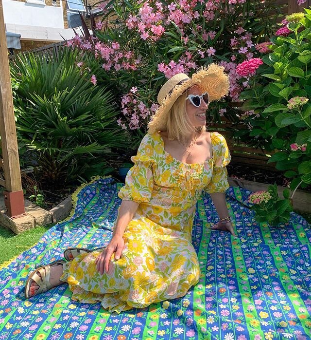 Flower Power 🌸🌼✌🏼🌸🌼✌🏼
Going all out on the retro florals with my Nana&rsquo;s vintage bedspread (which we use as a picnic blanket) and my fave new dress 💛 It had been on my wish list for months, so when I saw it went in the @netaporter sale I 