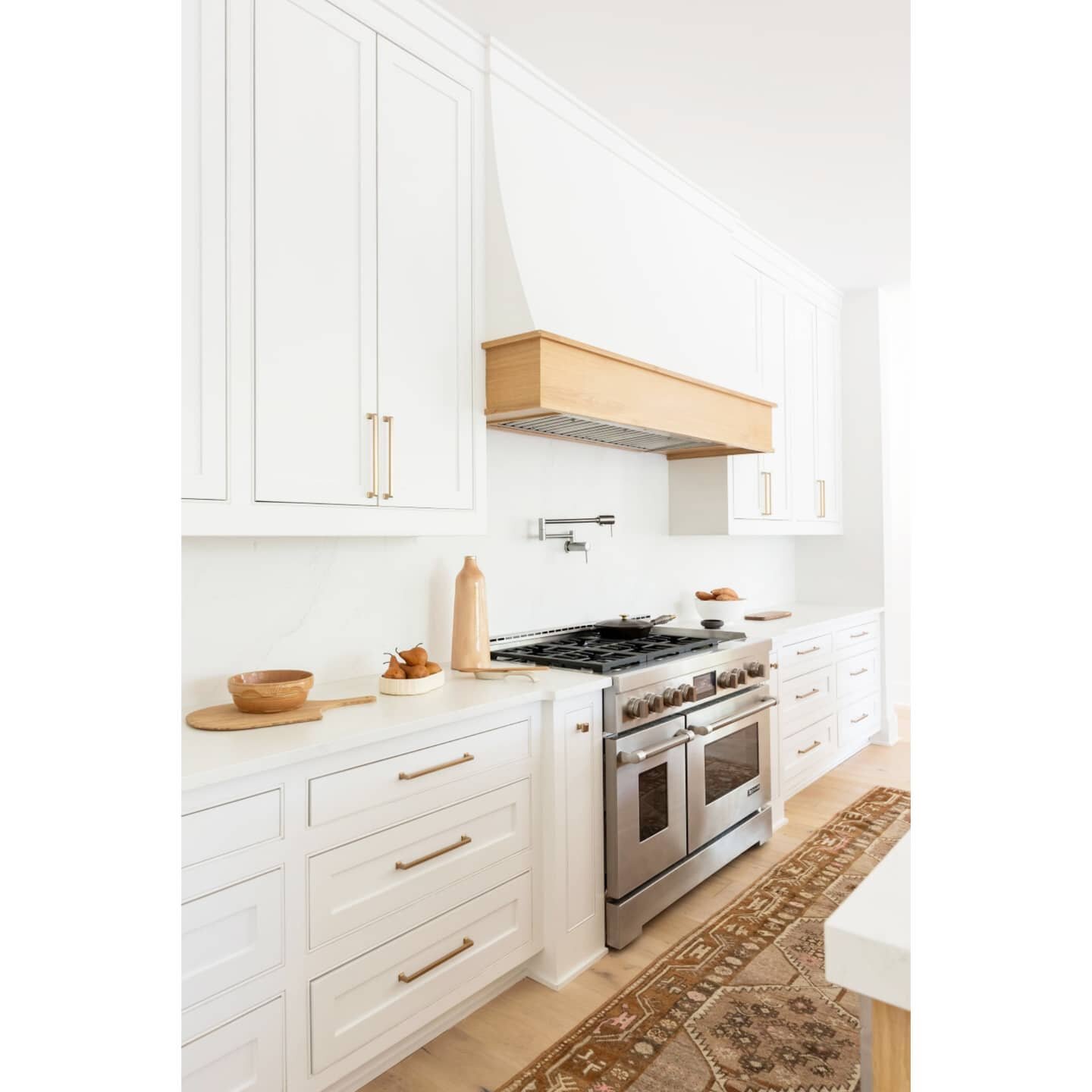 A warm, white Kitchen. 
Design @andriafromminteriors 
Photo @rubyandpeachphoto