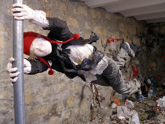 Never ending - 2009 installation / sculpture, structure métallique, bois, plastiques textiles dimensions variables