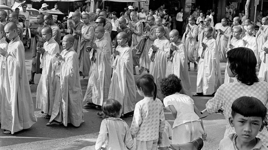  09h00 - 11 juin 1963 - FIN DU CHANT ET LA PROCESSION SE DÉPLACE VERS LA PAGODE XA LOI  Les moines et les nonnes ont défilé dans la rue, et tous ont commencé à se déplacer dans la direction générale de la pagode Xa Loi.       Les images de la chronol