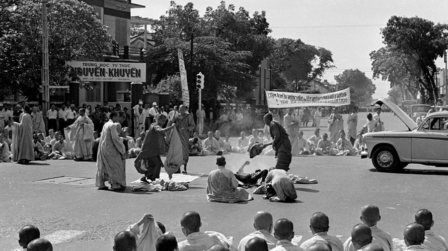  10:00 - 11 juin 1963 - LES MOINES ENVELOPPENT LE CORPS DE QUANG DUC DANS LEURS ROBES ET COMMENCENT LA PROCESSION VERS LA PAGODE XA LOI      Les images de la chronologie proviennent d'une série prise par Malcolm Browne d'AP à Saigon, au Vietnam, le 1