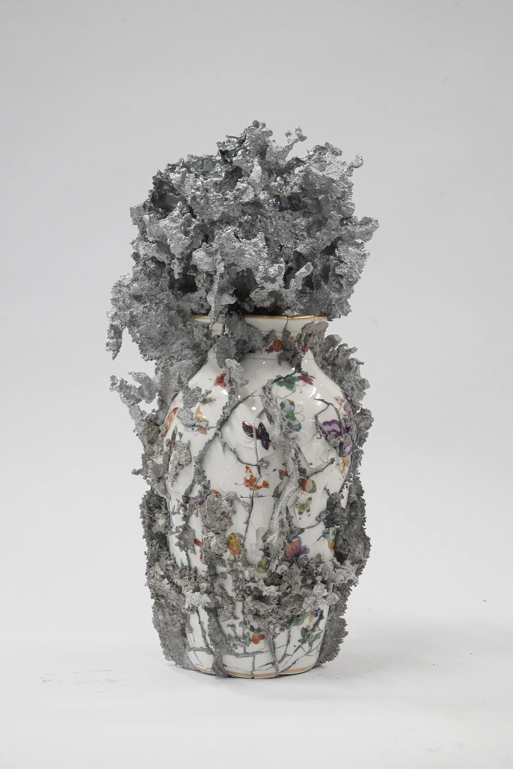 galerieSator_CHRISTIAN GONZENBACH_Hanabi_2024_porcelaine et fonte d’aluminium_hauteur 45 cm_WEB.jpg