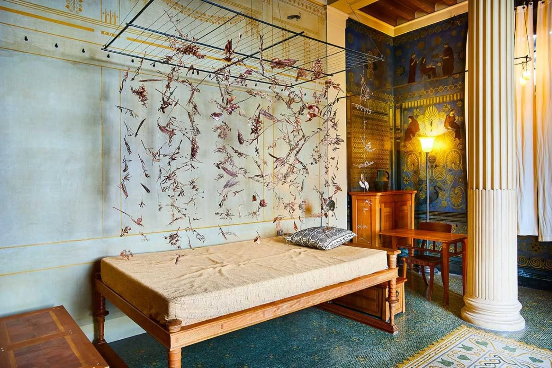 Dans les mêmes jardins tu retourneras, 2023 — Végétation électrolysée, fils de cuivre, acier — Dimensions variables — © Laurent Lecat