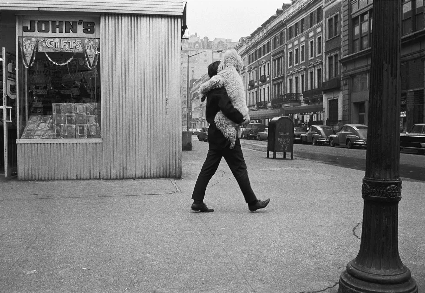 CREDIT: New York City, 1965. © Joel Meyerowitz/Courtesy Howard Greenberg