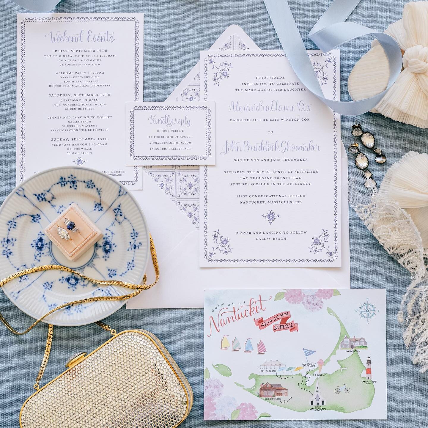 One of my favorite Suites from 2022 💫✨absolutely loved working with this bride on her Nantucket wedding! The Watercolor Border we used throughout the Invitation Suite was inspired by Royal Copenhagen plates and continued into the Envelope Liner patt