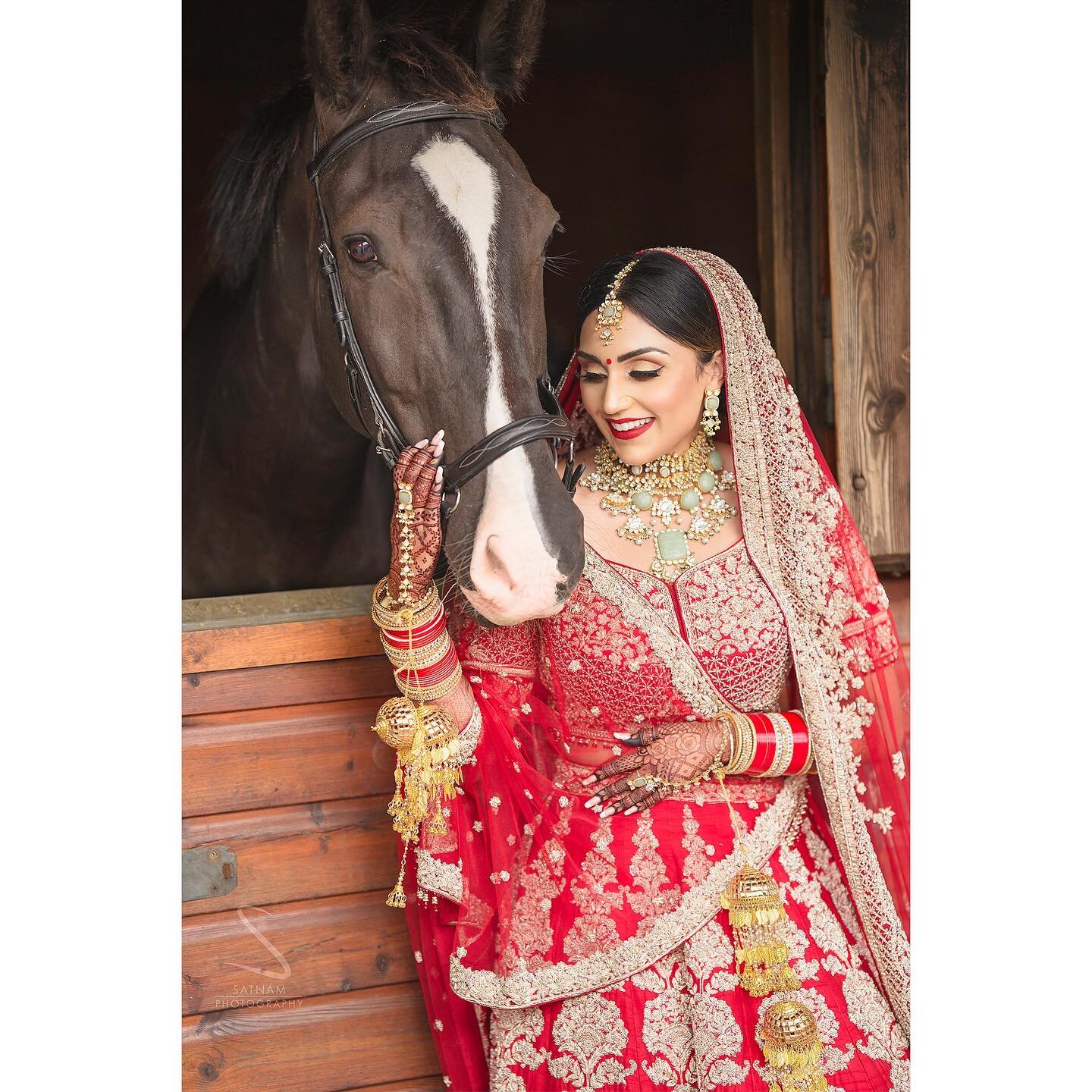 When the bride @yasminnrana has her own stunning horse 😍🐎

Video: @cineture
MUA: @dee_sanghera_mua
Hair: @akshaykumarhairstylist
Outfit: @frontierraas
Jewellery: @goenkajewels
Mendhi: @bharathi_sanghani_mehndi

#SatnamPhotography