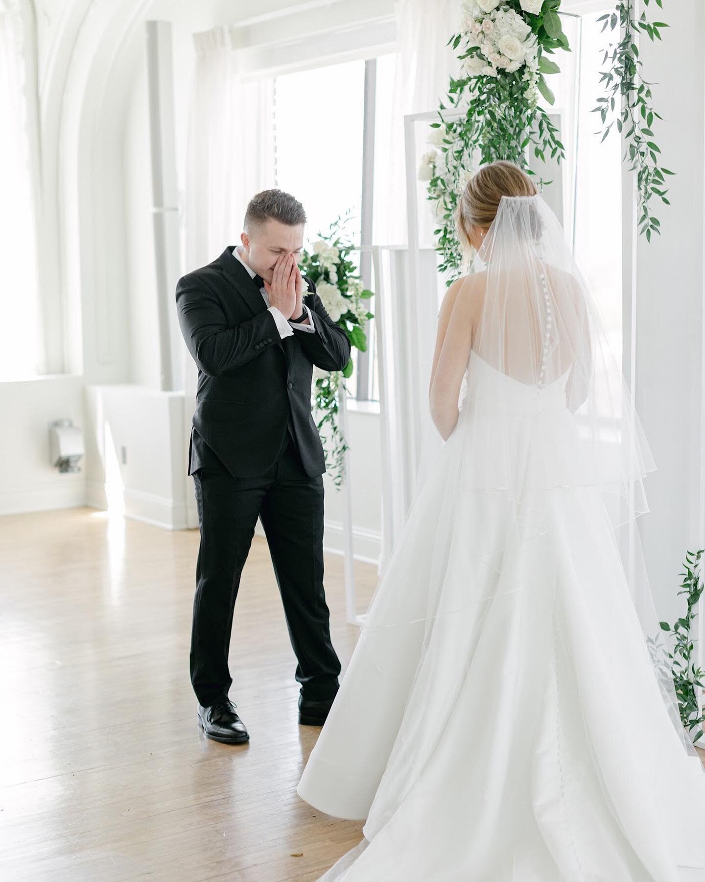 The sweetest first look with Alicia and Tyler! ✨

Photography: @samaremanphoto