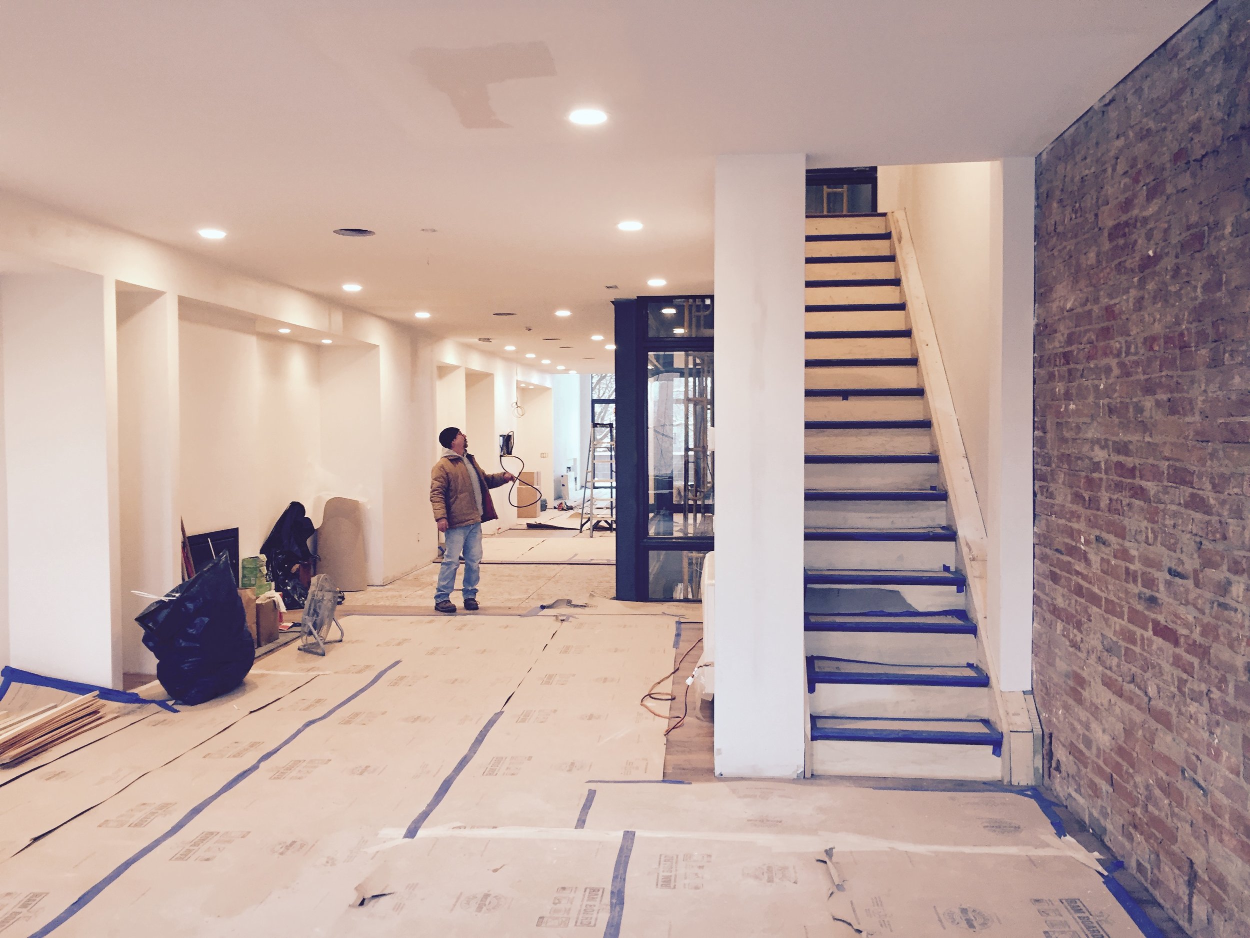 The main living space, which includes the living room, kitchen, and dining room, was kept as open as possible. A steel and glass lightwell brings in natural light and fresh air in the summertime