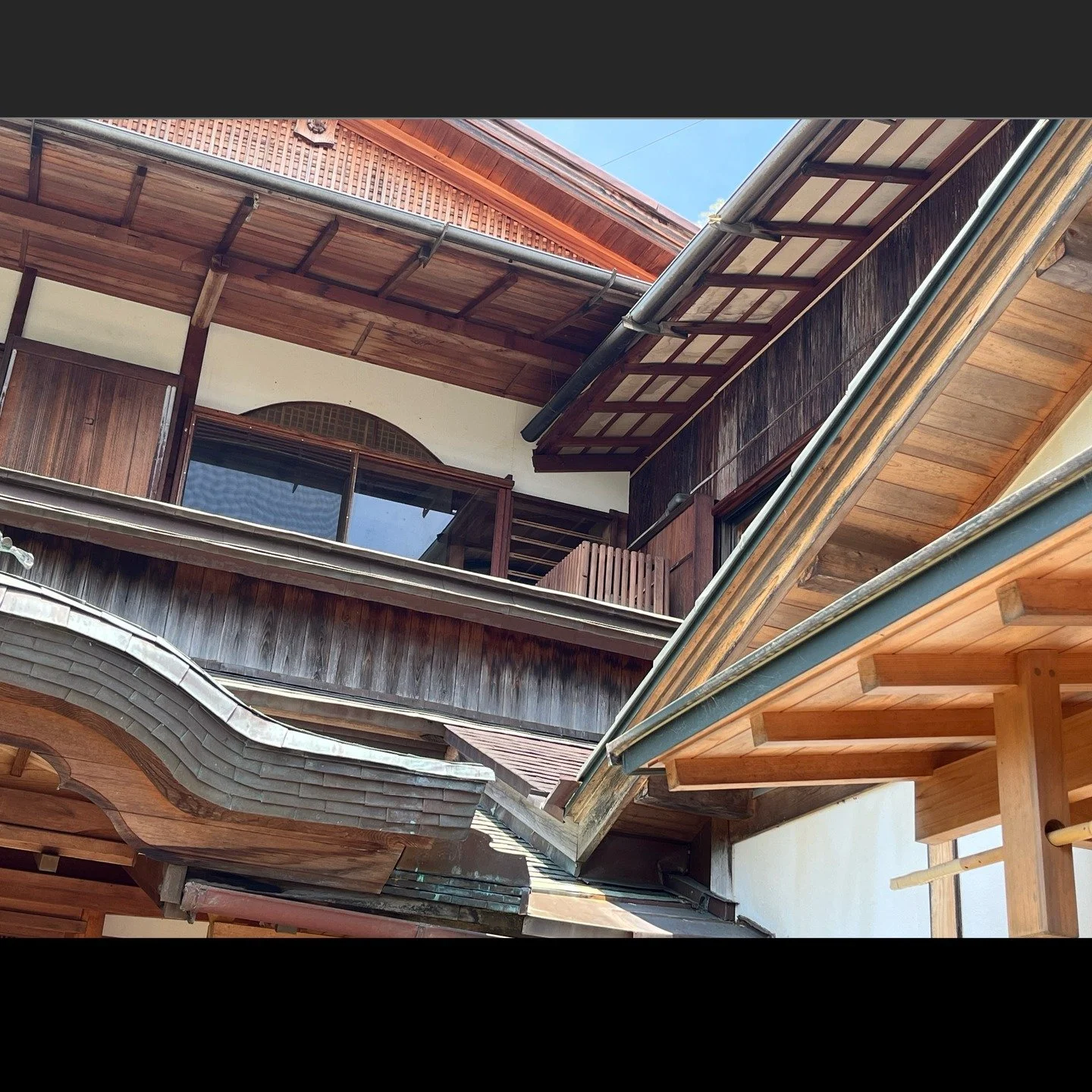 Convergence of rooflines, Atami Japan