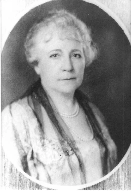 01 Mrs Lyman D Gilbert 1898-1910