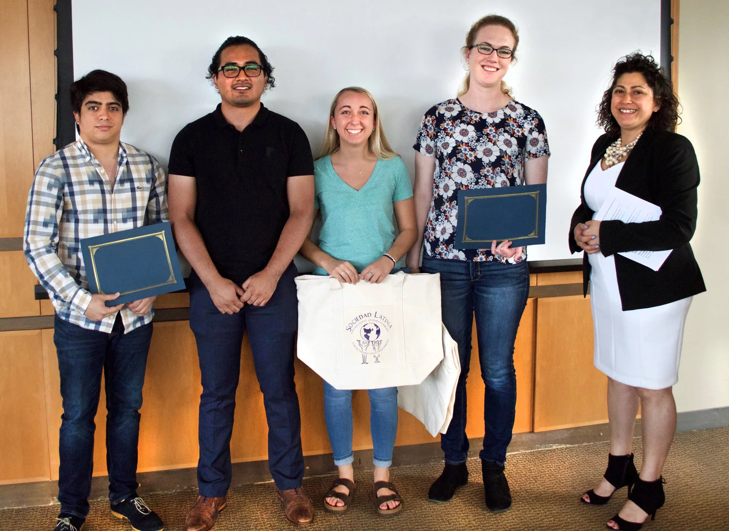 De izquierda a derecha: nuestro maravilloso College Coach Sergio y graduado Roly, nuestras voluntarias a largo plazo, Emma y Emily con Alexandra Oliver-Davila. ¡Gracias por todo su arduo trabajo y dedicación durante todos estos años!