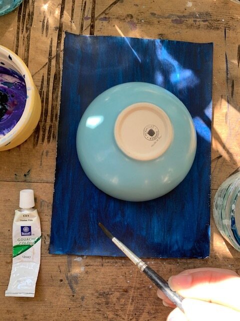  Use white paint to paint around the template edge. 