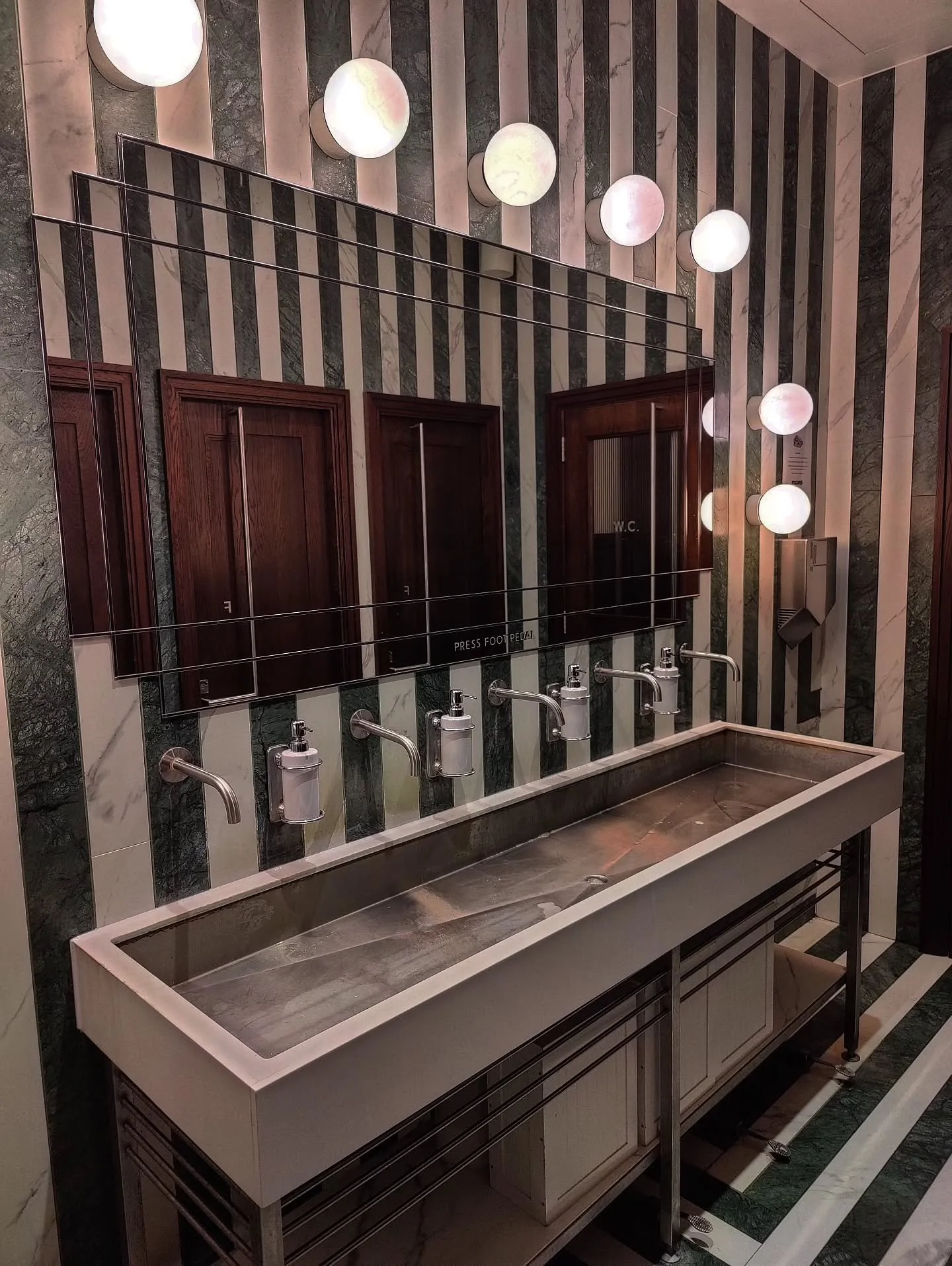 Happy Monday all..This washroom ✨ a little bit of New York with the linear tiling and industrial brassware we had to share... 
.
#bathroomdesigner #industrialdesign #bespokebathroom #londonbathroom #alwaysonthelookout