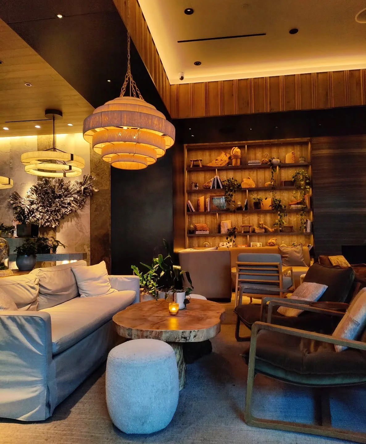 We love the lighting here, paired with the use of textures ✨ showing that you can use different types of lighting to create a cosy environment.. 

#interiorinspo
#lightingdesign 
#cosyinterior 
#designconsultant