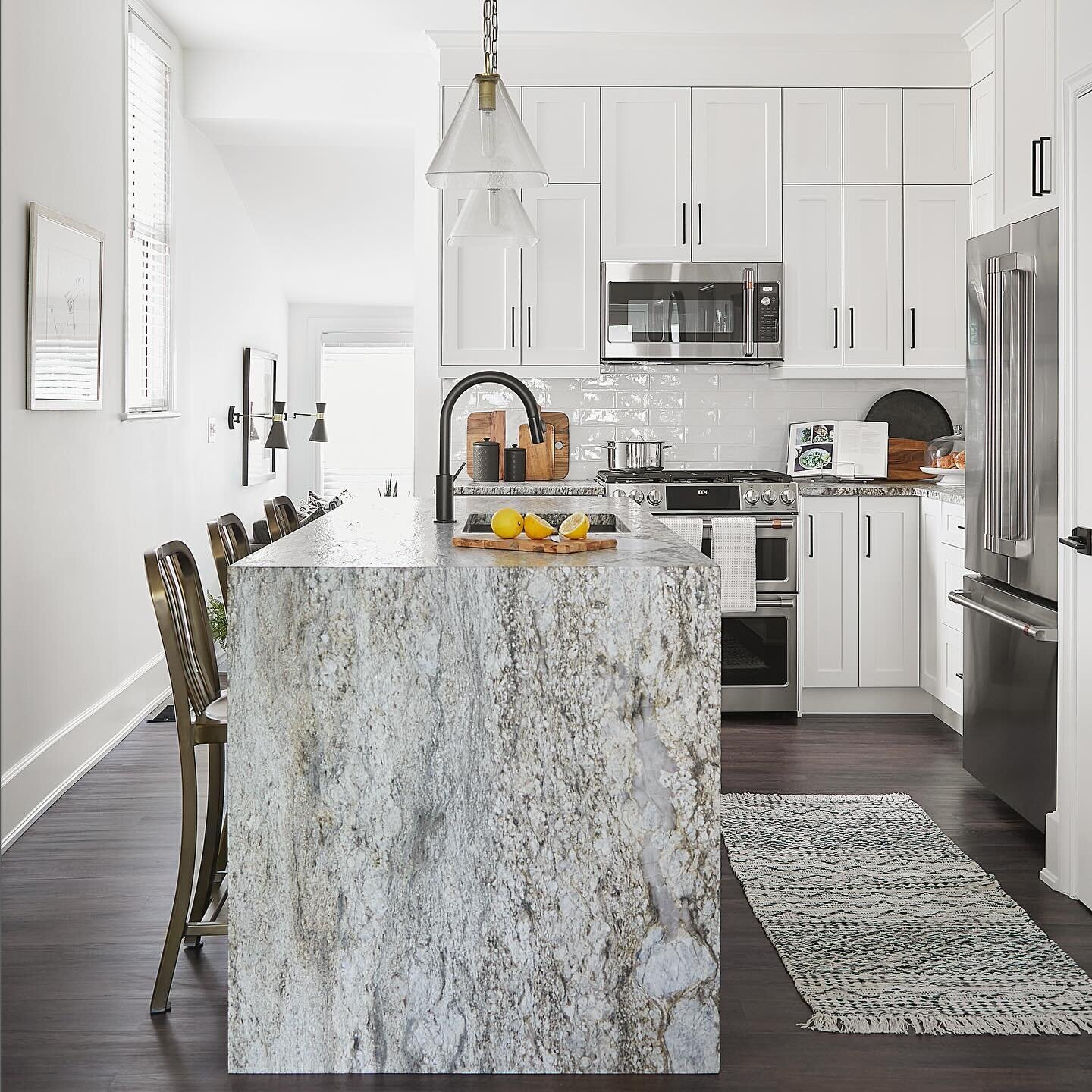 Natural stone is really making a comeback and I am here for it! ⁣This stone was the show stopper for this kitchen at #kmsdprojectbold. 
⁣
Are you yay or nay for this shift?⁣

📸 @n_haze 
⁣
#kmsdprojectbold #interiordesign #interiors #kitchendesign #k