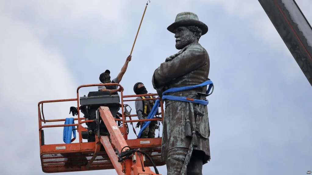 Workers in New Orleans prepare to take Robert E. Lee off his pedestal. AP photo