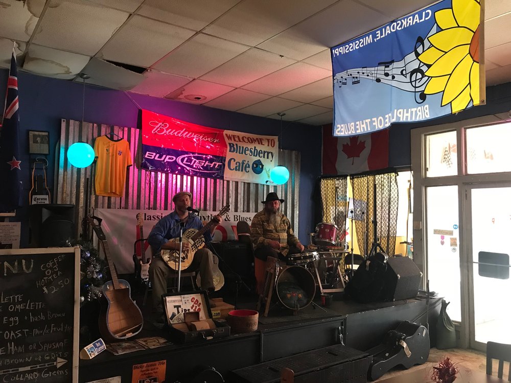  Blues and breakfast at Clarksdale's Bluesberry Cafe. 