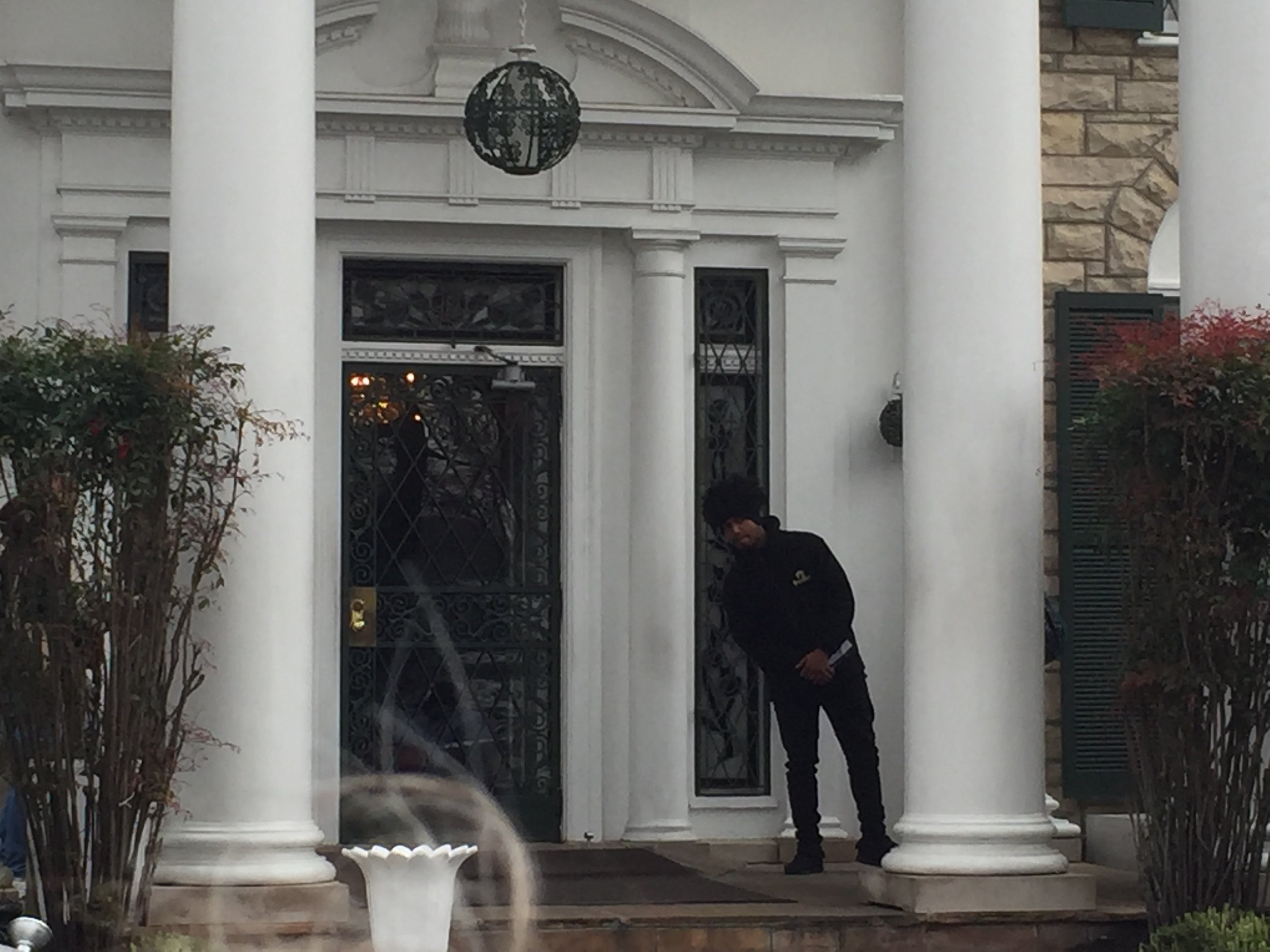  A tour guide at Graceland’s front door awaits the next busload of visitors.      
