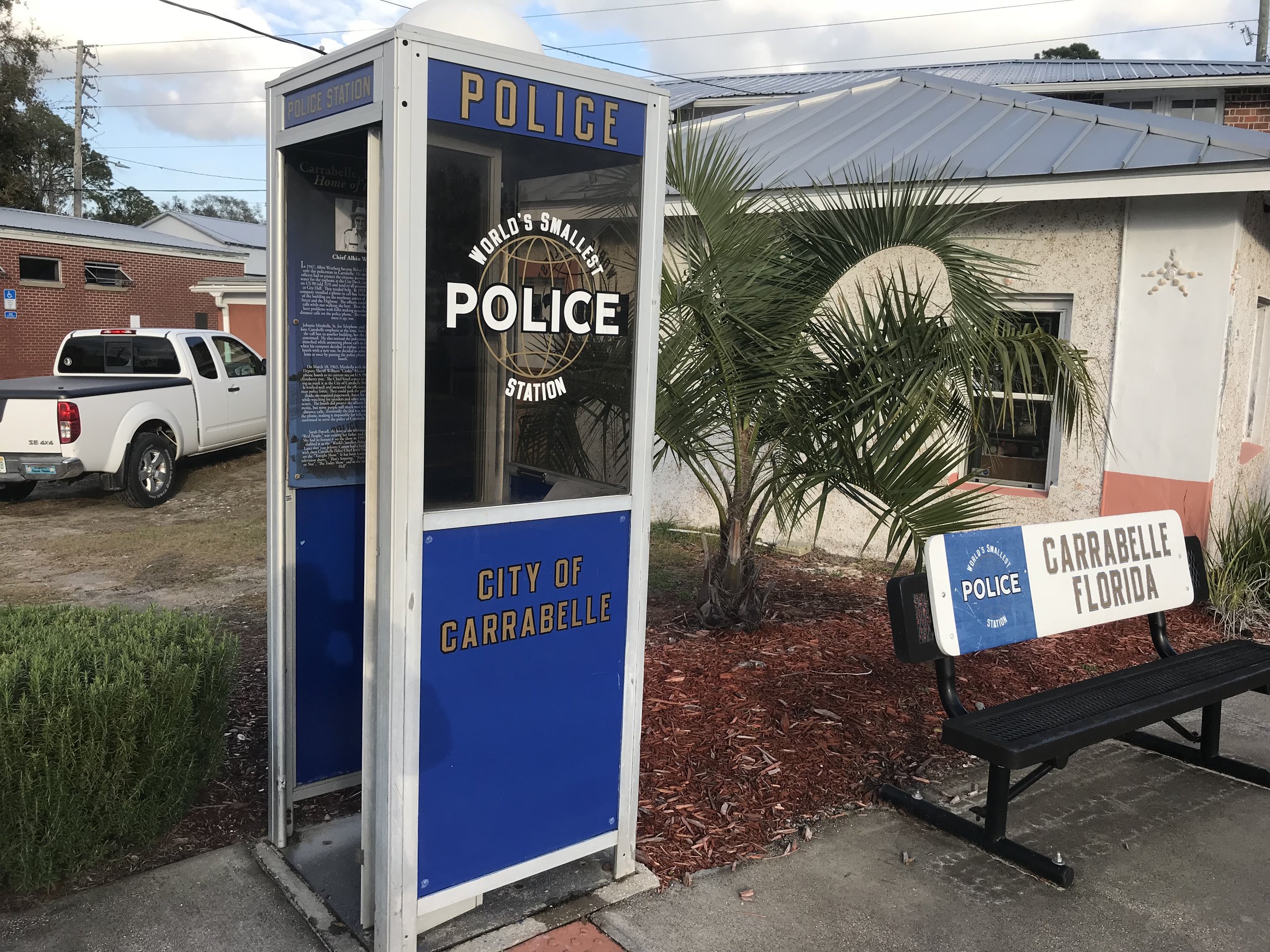  The story of the police station in Carrabelle, Fla., located at the town’s busiest intersection, sounds like an episode of “Mayberry RFD.”      
