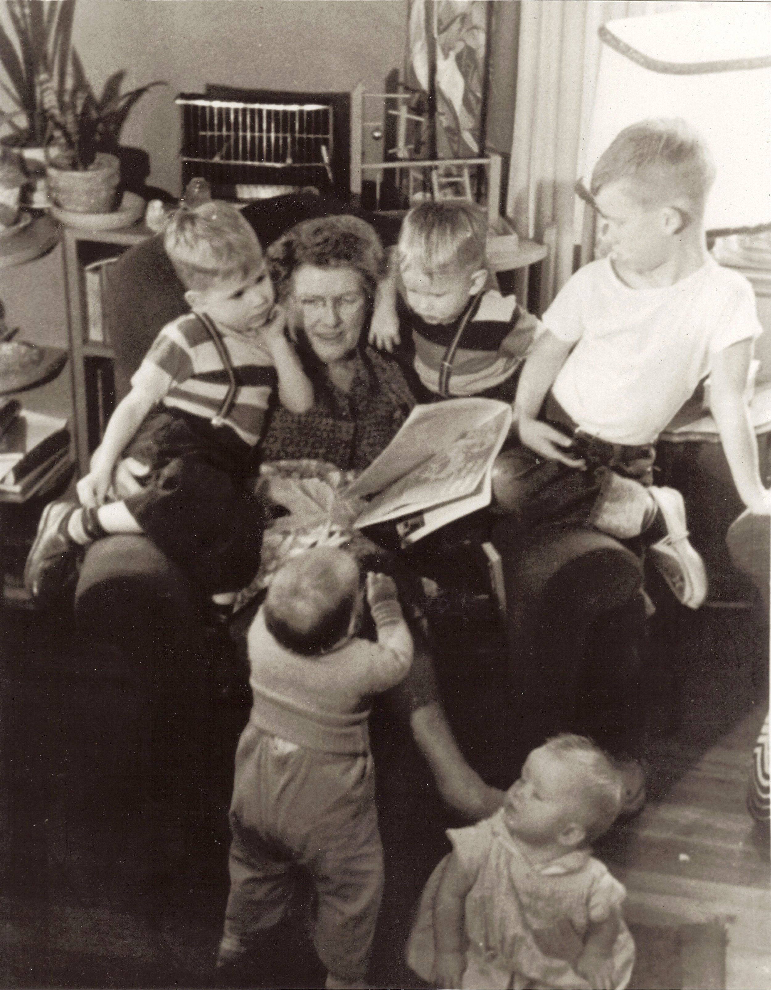  Mabel Boyd Davis Sr., who we called Muna, with some of her grandchildren, circa 1952. Clockwise from left: Peter, Chug, Andy, Ellen, Rick 