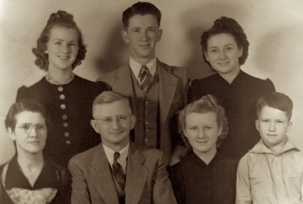  Mabel and Oma Grier Davis with their children, Lily, Oma Grier Jr., Allie, Mame and Charles 