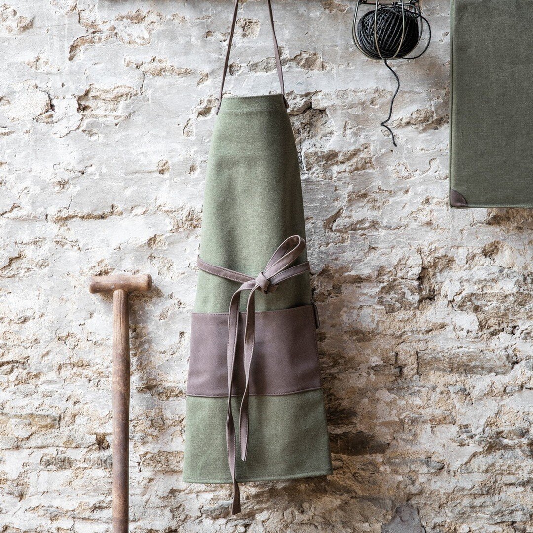 Spoil Dad this Father's Day with a Garden Trading Canvas Garden Apron. 

Crafted from Waterproof Canvas in Khaki, the straps and central pocket are Faux Suede (PU) in a soft, chocolate like brown.