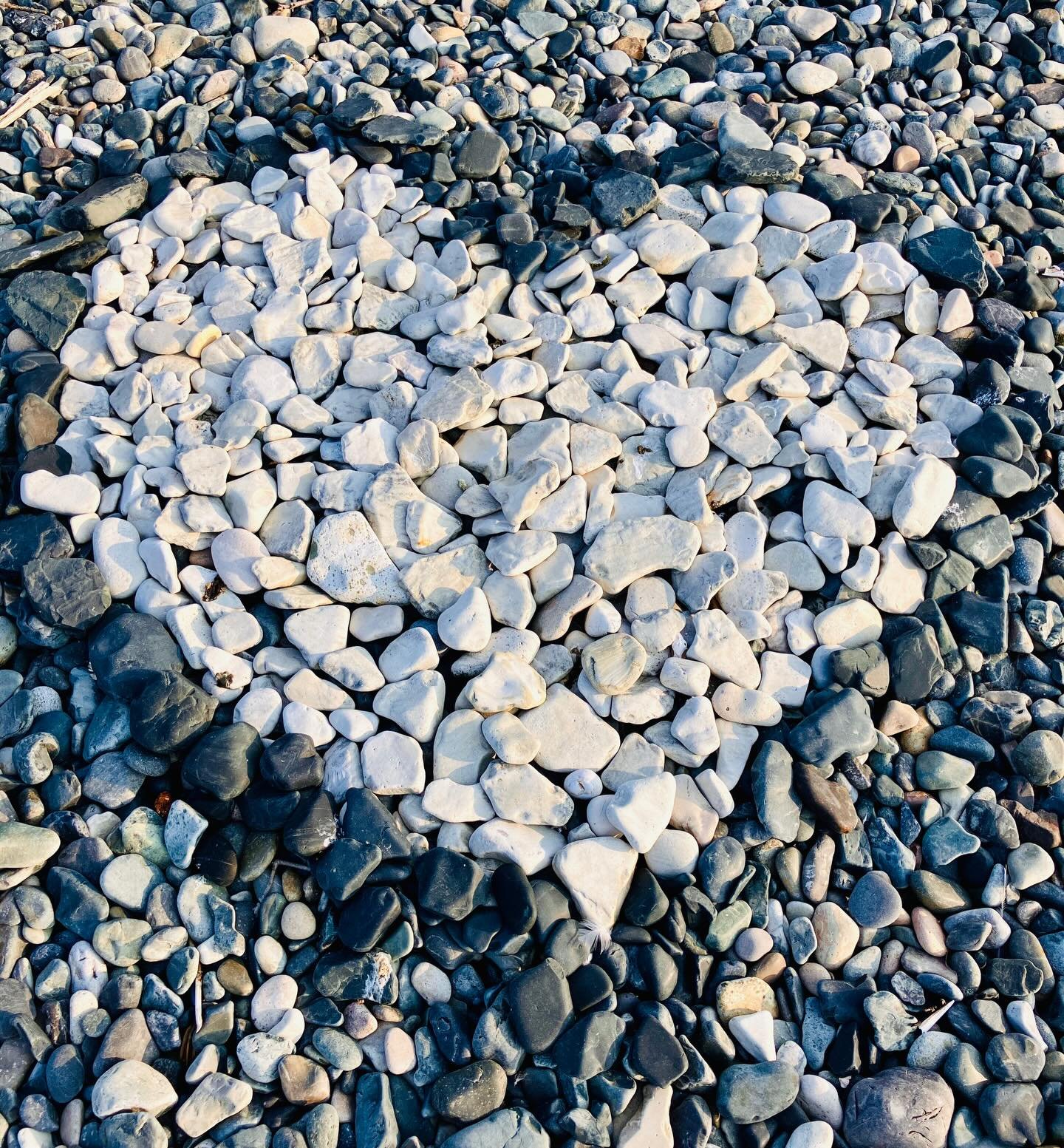 💗February is a good time to remember the little things we love about sailing, like finding this perfect rock formation on one of our favorite lobster bake beaches. Any guess as to where this might be?

🌊It&rsquo;s also a good time to remind you tha