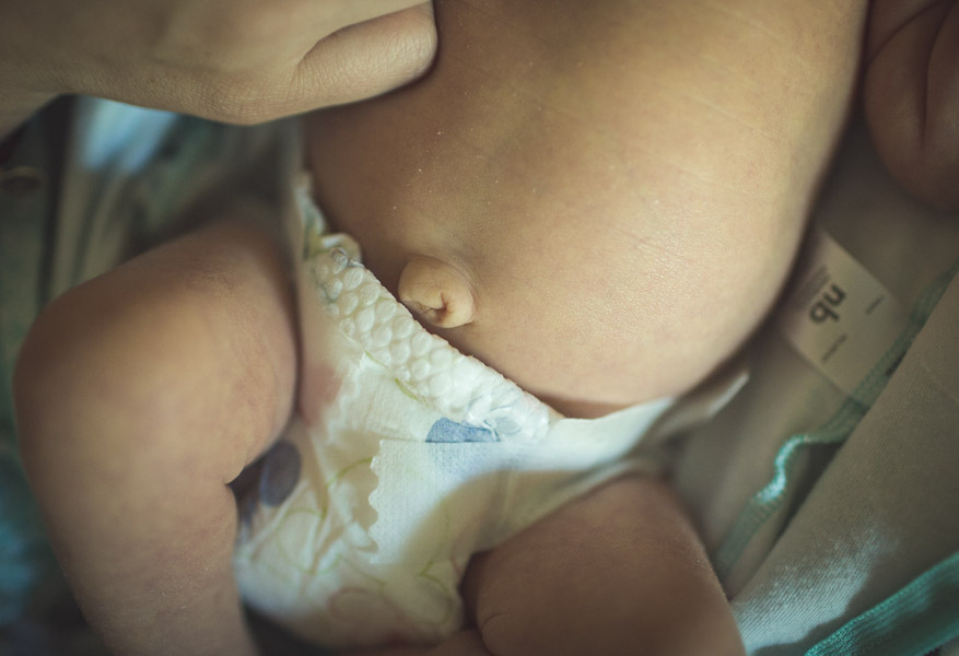 detail belly button portrait of newborn baby