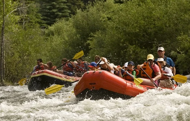 [What To Do] on your Adventure Wedding in the Rockies // River rafting, kayaking and fly fishing near Breckenridge, Colorado