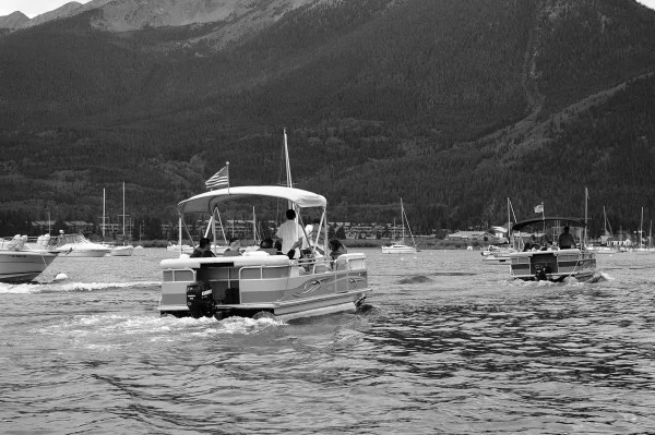 [HOW TO] have a pontoon parade on Lake Dillon as part of your adventure wedding in Rockies.