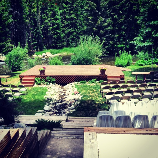 Kinda hard to see, but there's a flowing creek behind that platform. // #ceremony #wedding