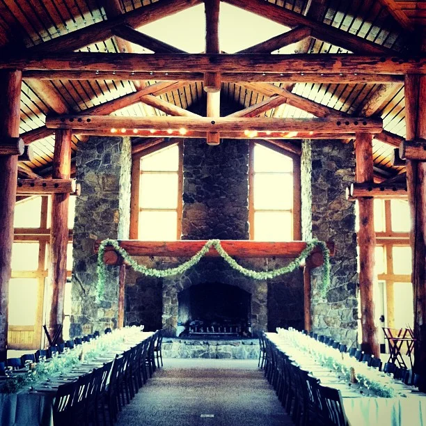 Garland is strung over the mantle. // #keystoneweddings #keystonemoments