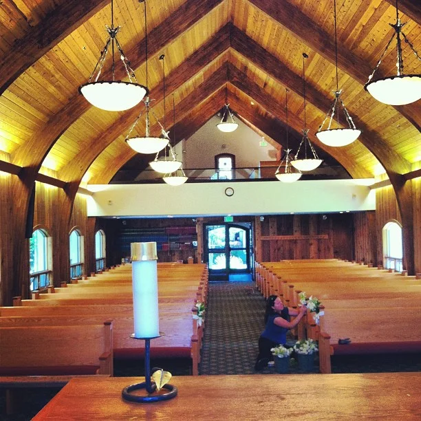 Lauren puttingaisle decor on the pews. // #Vail #VailValley #wedding #venue
