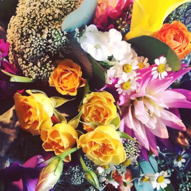Dina's putting the final touches on Laurie's bouquet. // #BreckWedding